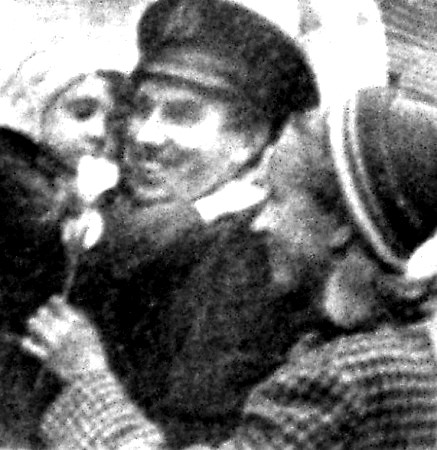 Филиппов  Валентин  4-й механик  с дочками в день прихода судна в порт  - ПБ Фридерик Шопен  03  декабря 1968