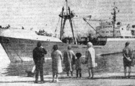 Родственники встречают судно - ПР Саяны 05 06 1970
