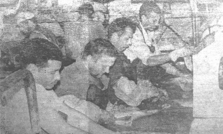 мавританские рыбаки работают вместе с членами экипажа на обработке рыбы -  РТМ-7229 Юхан Смуул 08 10 1974