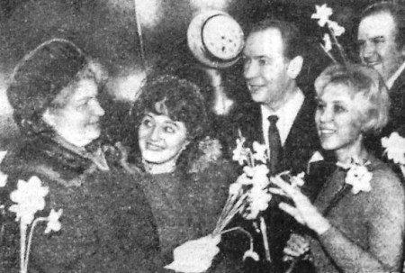 Артистам, выступавшим на промысле, вручают цветы – ПБ Станислав Монюшко  22 03 1970