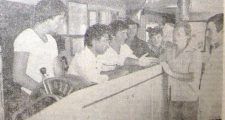 Феденко М. второй слева  - старший помощник капитана  ведет занятия с курсантами  -  ТР Нарвский залив 18 марта    1978 1