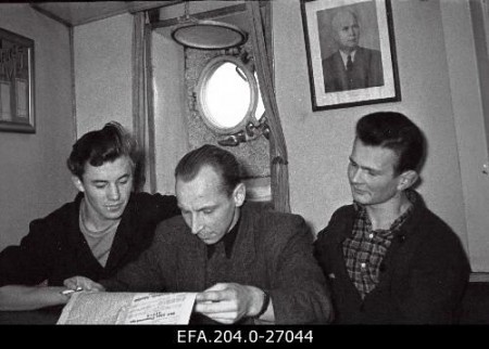 Тырс А. моторист, Ряхн А. капитан и матрос Лиивак Е.    - танкер  Ян Креукс 11 1959