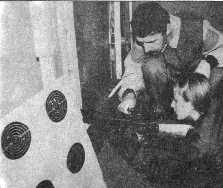 Чуйкина Н.  и тренер Е. Панкин из ТМРП на позиции  для стрельбы – Эстрыбпром 14 11 1991