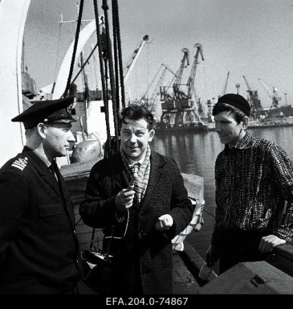 Режиссер Эстонского Радио Ф. Каасик интервьюирует капитана буксира Р. Слепакова (слева)и А. Мюльмана. 1968