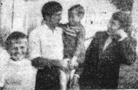 Харичев Александр моторист   ТР Бриз 9 лет работает в море, с дочкой Ритой и сыном Андреем на корабле  15 августа 1971
