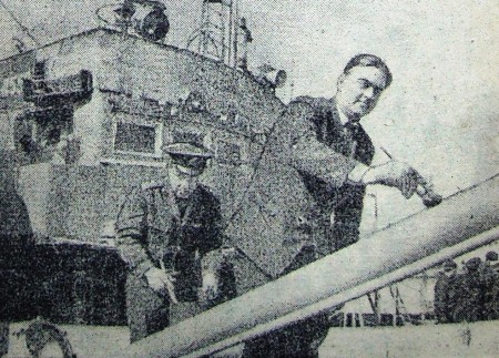 Ярочкин Николай боцман и матрос Линник Николай за покраской судна  СРТ 4589 18 апреля  1972