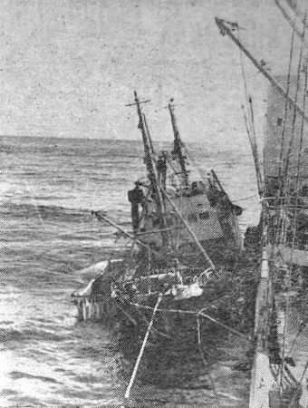У борта "Рыбака  Балтики" — под  разгрузкой  "кошелек" – 15 08 1974