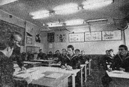 вы видите будущих моряков на занятиях в одном из классов Таллинской мореходной школы – 25 12 1979  Фото В. Тракса.