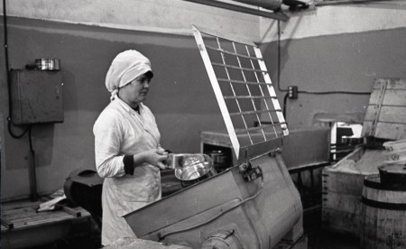 Работник Эстрыбпром  в производственном здании  1985
