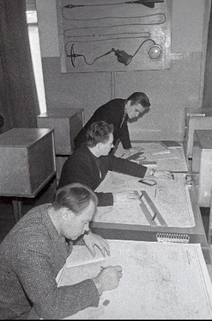 Карулин В., Беляков В. и Эйнберг Р. в Рыбном техникуме  на занятиях 1965