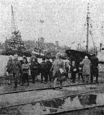 Школьники на экскурсии в Таллинском рыбном порту  - 04 06 1969