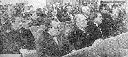 Участники   пленума слушают  доклад  секретаря парткома   В. В.   Кустарникова – ЭРПО Океан 14 10 1976