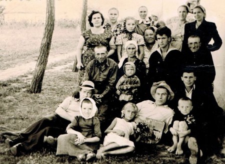 Украина, Братолюбовка,  Анатолий Акулов в гостях у дедущки с бабушкой и члены семьи Горбенко