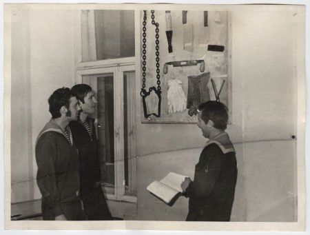 Воспитанники ТМШ ЭРПО "Оокеан" у стенда рыбоперерабатывающего оборудования. 1972 г.