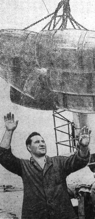 Трепичев Сергей матрос - руководит разгрузкой в Таллинском порту  -31 08 1963