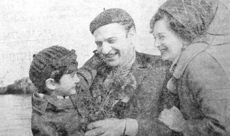 Иванов Михаил старший механик траулера со своей семьей - СРТ-4452 09 10  1973