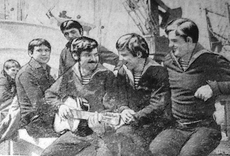 курсанты ТМШ  успешно трудятся на помысле - ПБ  Рыбак  Балтики 26 08 1976