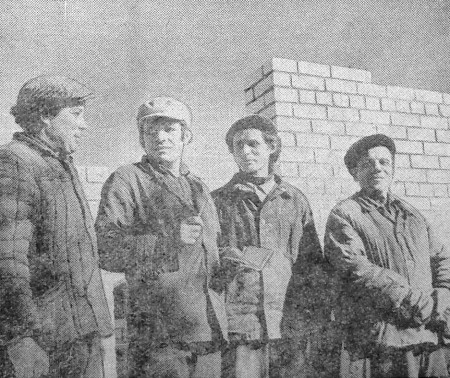 Кузин А., В. Вершута, Н. Демчук и  И. Таммекант строили новое общежитие ТМШ – 06 10 1977