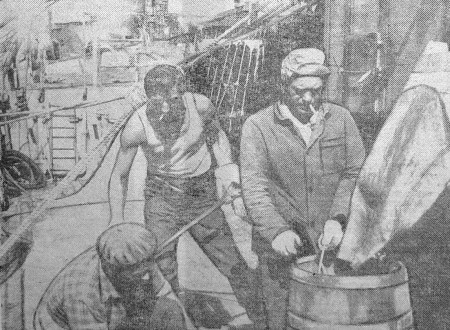 Ходус Иван мастер  обработки   (на снимке  в центре) руководит палубной командой -   СРТР-9057 05 09 1974