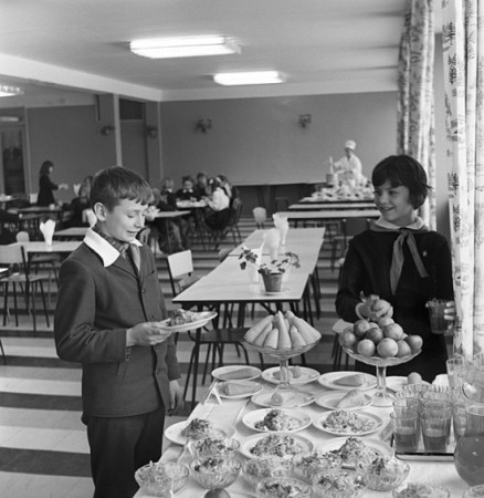 в  школьной  столовой  1967 год