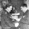 Прокофьеву А. А. рыбмастеру вручает памятный суверир Васильев В. В. председатель совета ветеранов ТБТФ 13 мая  1970