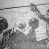 рыбаки за ремонтом кошелькового невода - СРТР-9057  06 08 1974  Фото  А. Кивисильда.