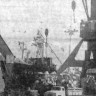 судно принимает груз  перед отправлением в море - ПБ Урал  02 08 1967