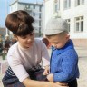 воспитательница  детского  сада Херсонского судостроительного завода Анна Ковганова со своим воспитанником 1970-е годы.