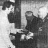 Ялакас Я.  вручает  сувениры гостям   на чествования юбилея Аугуста Корка – ПР Аугуст Корк  30 05 1987