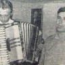 Жур Владимир  рефмоторист , поет, а аккомпанирует матрос первого класса Владимир Мищук  ПР  Крейцвальд- 28 мая 1974 года