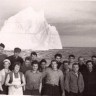 Танкер "Александр Лейнер", весь экипаж кроме вахты встречает первый айсберг на пути к полуострову Лабрадор. На месте крушения "Титаника", по пути на Большую Ньюфаундлендскую банку. 1964 г. 1й ряд нижн
