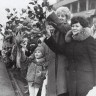 Родственники членов экипажа СРТМ Цветково встречают моряков в порту. 1983