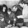 Гильманова-Головина  Л. инструктор  культбазы распространяет билеты на концерты среди членов экипажа ПР Крейцвальд 30 мая 1971