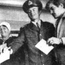 Волков П. и Трескин Ю. моряки ПР Крейцвальд голосуют 17 июня 1970