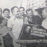 Гогин Л. капитан СРТ-4590 в центре группы его рыбаков с врученными наградами. 21 августа 1973 года