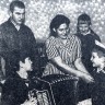 Ухабакина Зоя Афанасьевна , супруга боцмана Ухабакина Михаила Кирилловича, с детьми - старшему Саше 15лет, среднему Славе 10 лет и близнецы Гена и Валера 4 лет -ноябрь 1966
