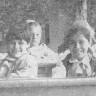 в подшефной школе -  подружки-одноклассницы - 09 10 1976