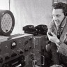 Фельдхов А.  , радиооператор 1 класса ТМРП проводит сеанс вязи с кораблями у побережья Канады. 1964