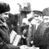 СРТ-4575 помощник начальника ТБТФ В. В. Кустарников вручает памятные подарки экипажу  18 01 1970