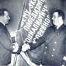 Чернухин В.  В. начальник  ТБОРФ   награждает  капитана  ТР   Иней   А.  Сиемера  -  01 05 1965  год