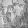Изотов Георгий старший механик с помощниками занят ремонтом брашпиля –  ТР Бриз 20 07 1976