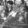 Кипли Константин матрос СРТ 4327   получает цветы от встречающих 2 сентября 1970