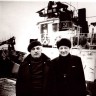 Слева- направо: капитан В. Левкович, ст. механик Сергей Иванович Марков у борта  МБК "Суур Тылл", 1990