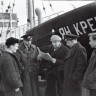 Матросы логгер-танкера  Ян Креукс  ТМ-313 изучают материалы 3-го созыва Верховного Совета СССР. 1959