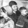 Члены экипажа ПБ Станислав Монюшко  с родными по прибытии в порт 22 марта 1970