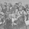 в подшефной школе десятиклассники повели первоклашек в классы - 09 10 1976