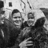 Миронов Николай повар, 10 лет на флоте,   внучка  Леночка и супруга Мария Васильевна провожают его в рейс – ТБОРФ 05 02 1966