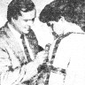 Кунегин Анатолий (справа) третий помощник  капитана, получает награду от Р.  Тынтсона – Эстрыбпром  28 10 1985