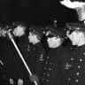 курсанты Школы моряков Таллинна  отмечают 98-й  День рождения В. И. Ленина у его монуменат в Таллинне 1968
