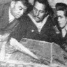 Фролов И., Б. Сазонов и Р. Паузер обсуждают статью в газете - ПР Альбатрос 24 12 1966